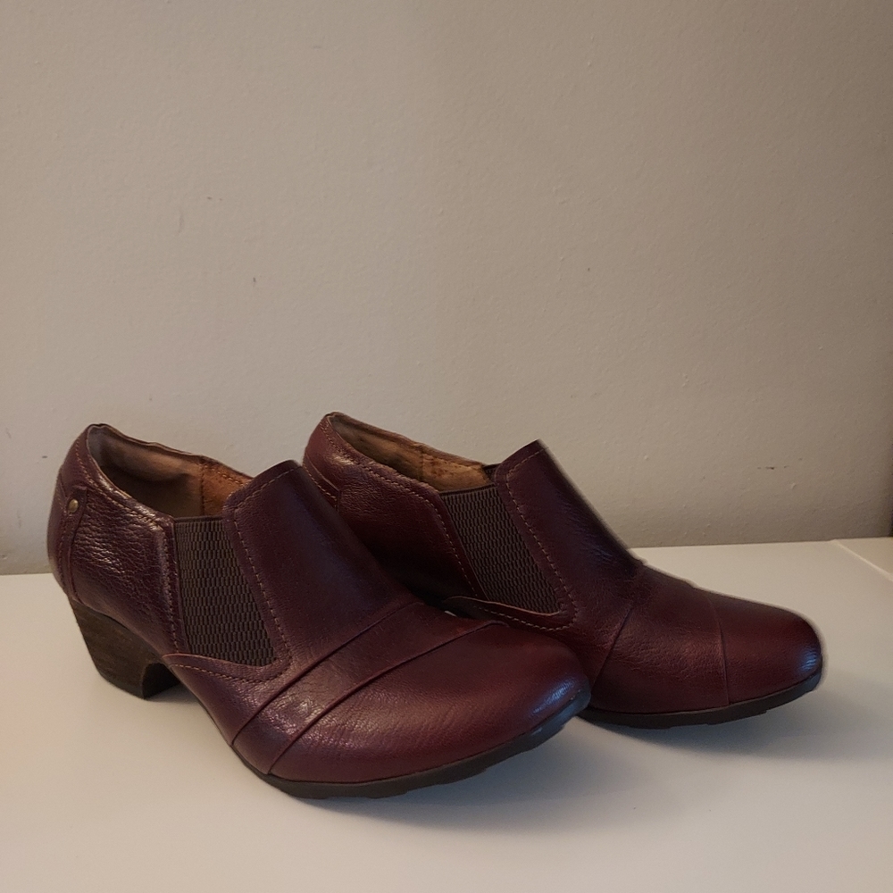 Sofft Primier Burgundy Leather Ankle Booties in Size 9